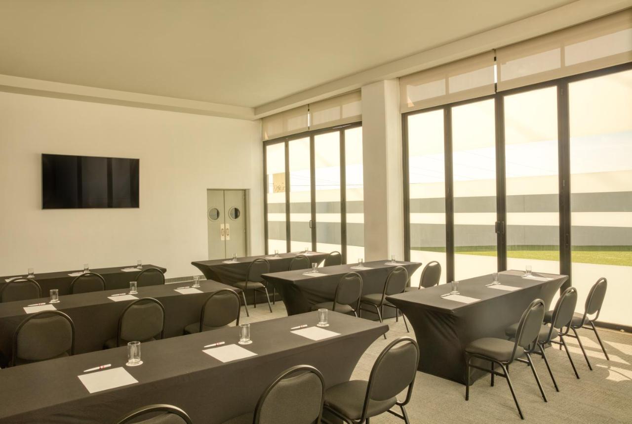 Fiesta Inn Guadalajara Aeropuerto Las Pintas Zewnętrze zdjęcie